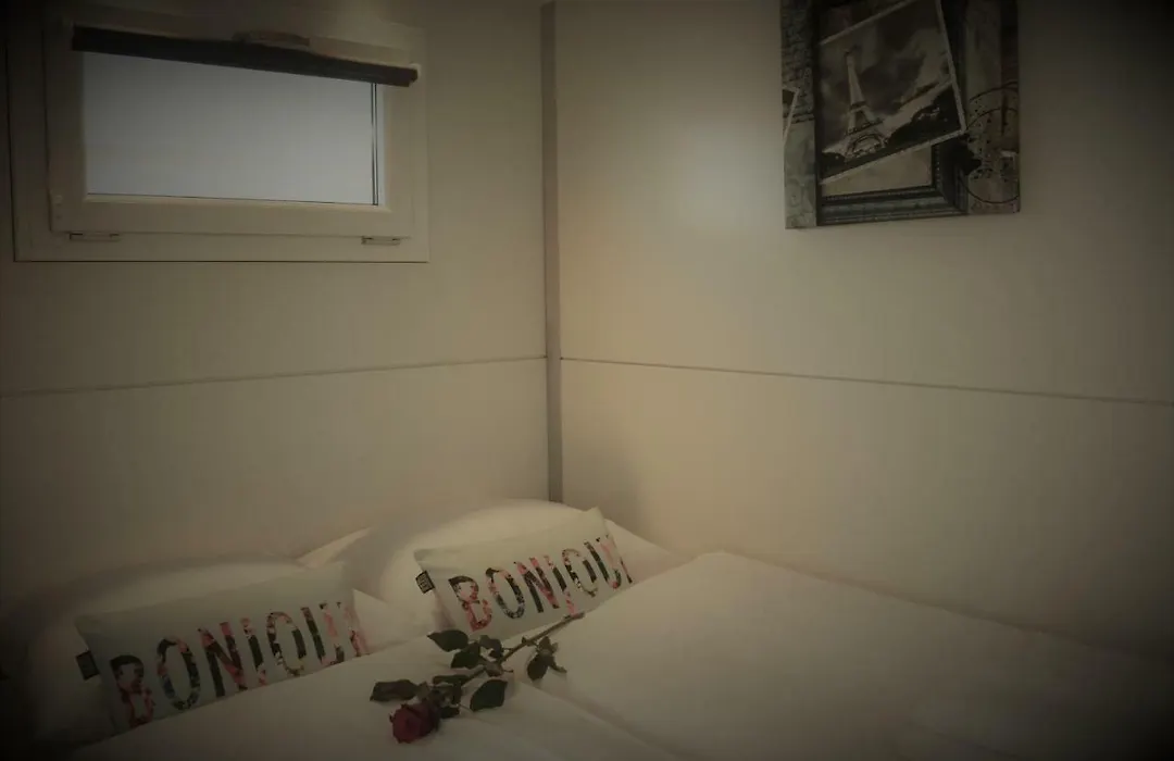 Cosy Floating Boatlodge, "Paris"-1