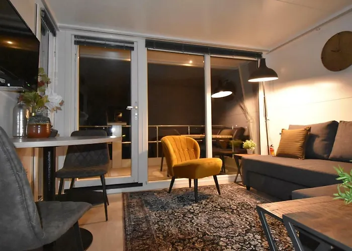 Cozy Floating Boatlodge "Maastricht".